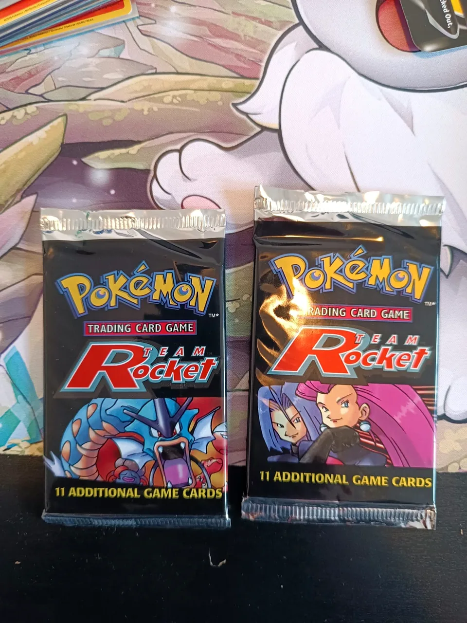 Dva originalna neotvorena Team Rocket booster paketića