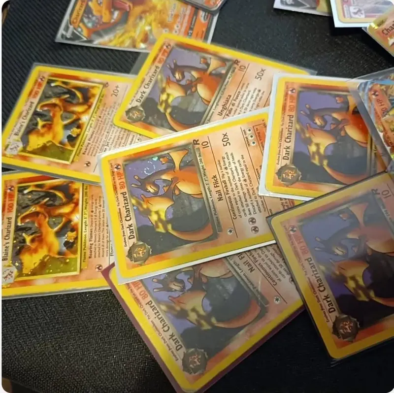 Hrpa vintage Dark Charizard i Blaine's Charizard karata na stolu