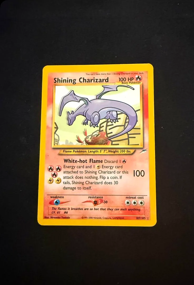 Shining Charizard iz Neo Destiny seta, pogled izbliza