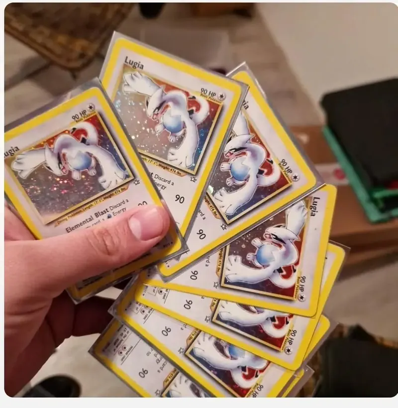 Nekoliko holografskih Lugia karata iz Neo Genesis seta raširenih u ruci