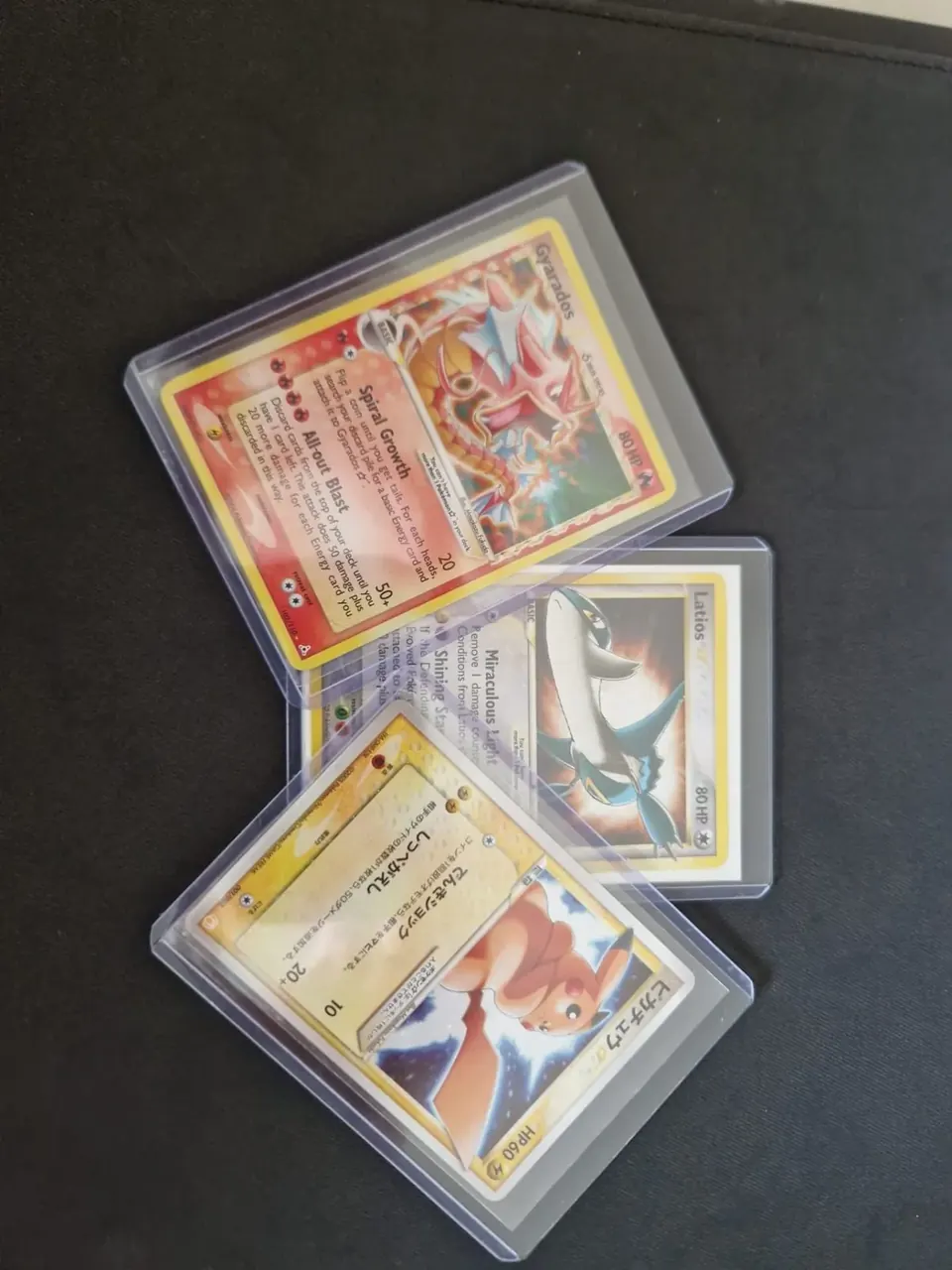 Gyarados, Latios i Pikachu Gold Star karte u zaštitnim toploaderima
